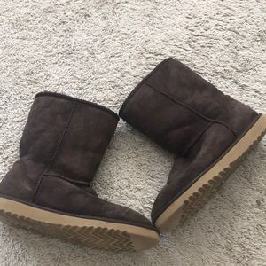 Chocolate brown short booties Ugg’s